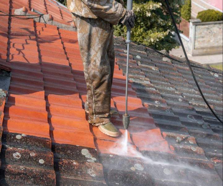 Nous nettoyons et réparons la toiture de votre bâtiment.