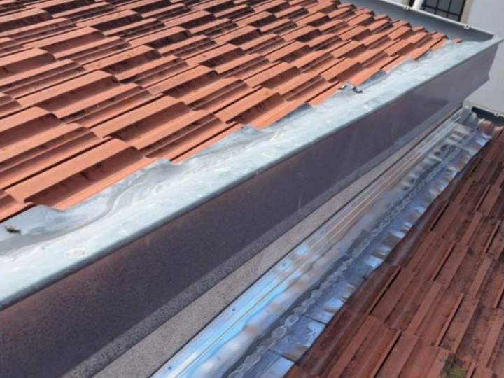 Nous installons les éléments de zinguerie.